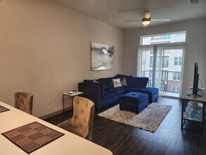 1711 Caroline St in Houston, TX - Building Photo - Building Photo