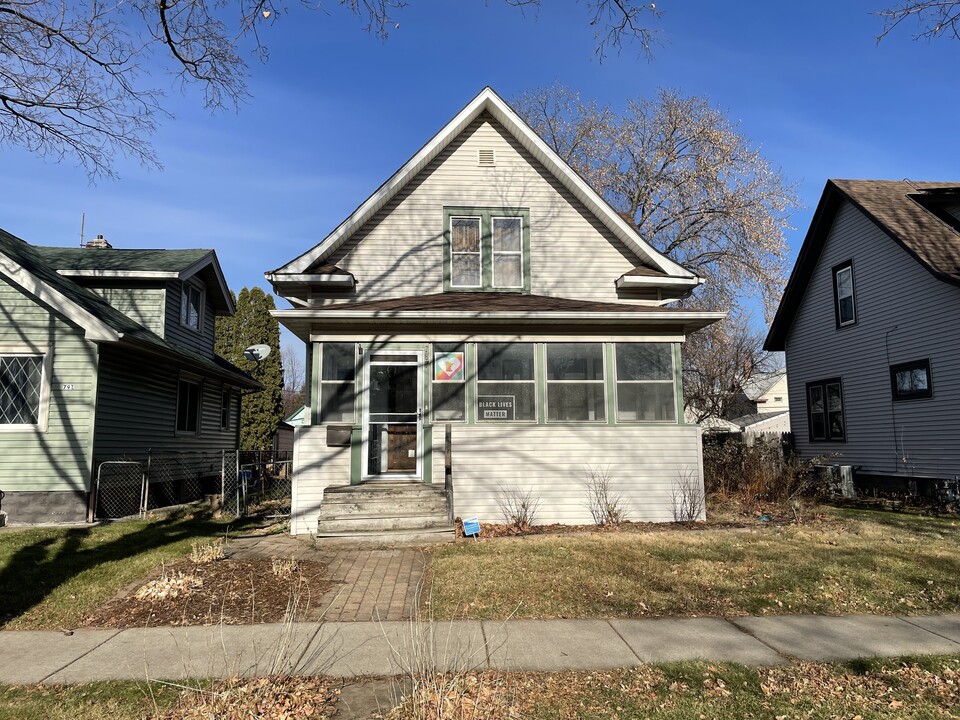 787 Edmund Ave in St. Paul, MN - Foto de edificio