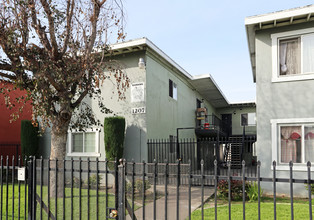 Brook Street Apartments in Santa Ana, CA - Building Photo - Building Photo