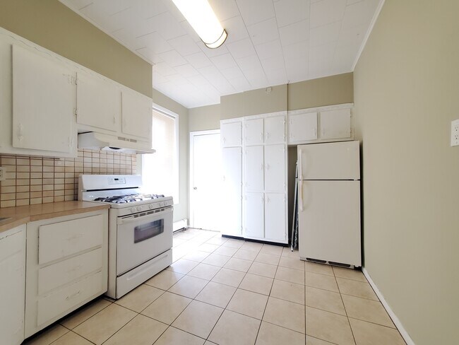 237 Bayview Ave, Unit 2 in Jersey City, NJ - Building Photo - Building Photo