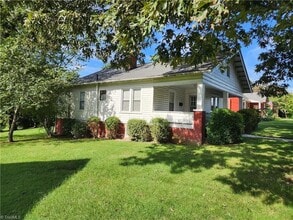 221 W Oakdale St in Mount Airy, NC - Building Photo - Building Photo
