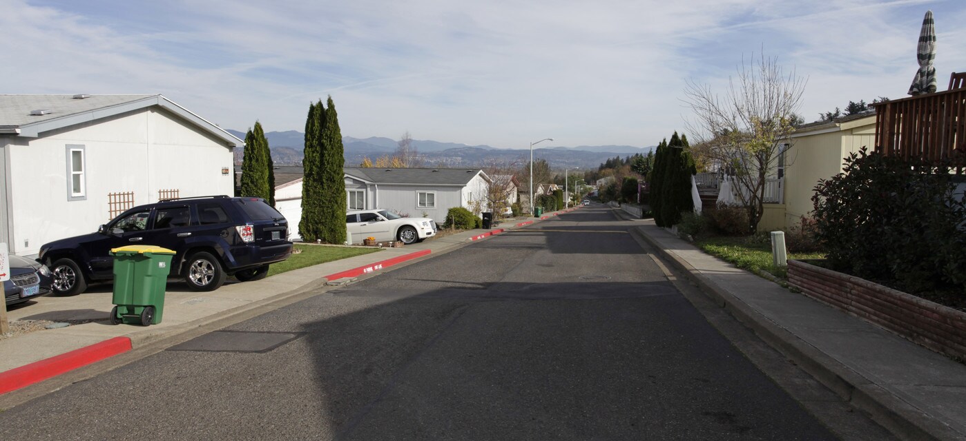 Columbia Vista Mobile Home Community in Troutdale, OR - Building Photo