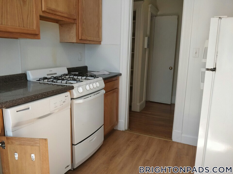 1810 Commonwealth Ave in Boston, MA - Building Photo