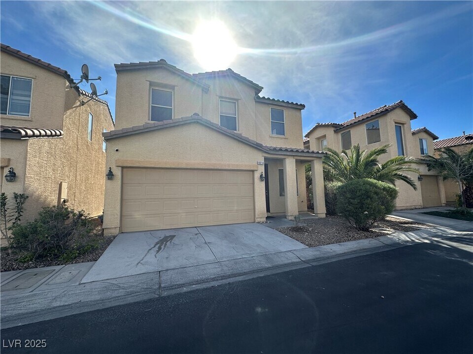 8014 Imperial Treasure St in Las Vegas, NV - Building Photo