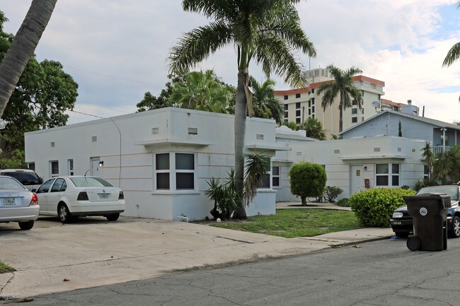 215 Conniston Rd in West Palm Beach, FL - Building Photo - Building Photo