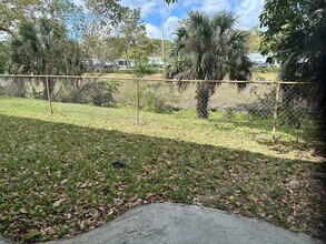 7921 NW 44th Ct, Unit 2 in Coral Springs, FL - Foto de edificio - Building Photo