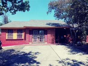2400 Village Walk in Austin, TX - Building Photo - Building Photo