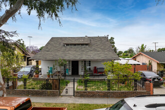 7501 Whitsett Ave in Los Angeles, CA - Building Photo - Building Photo