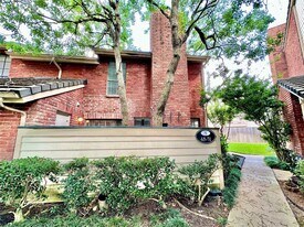 2211 S Kirkwood Rd in Houston, TX - Building Photo