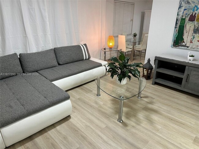 3522 NE 166th St in North Miami Beach, FL - Building Photo - Building Photo