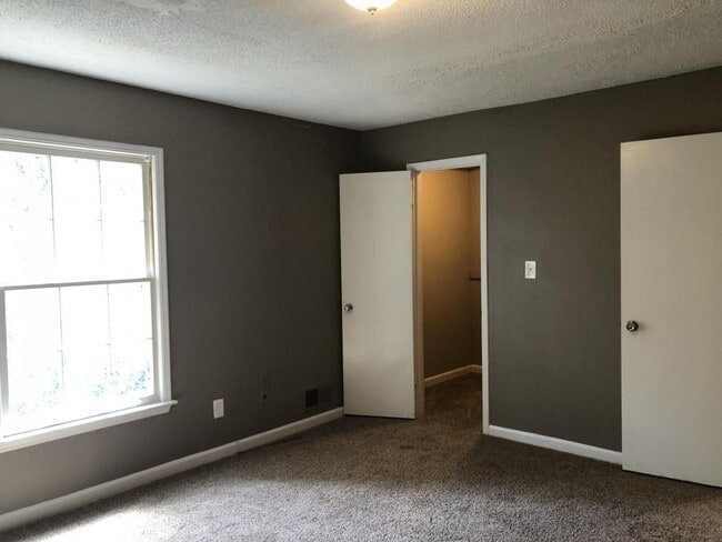 5140 Highpoint Rd in Union City, GA - Building Photo - Building Photo