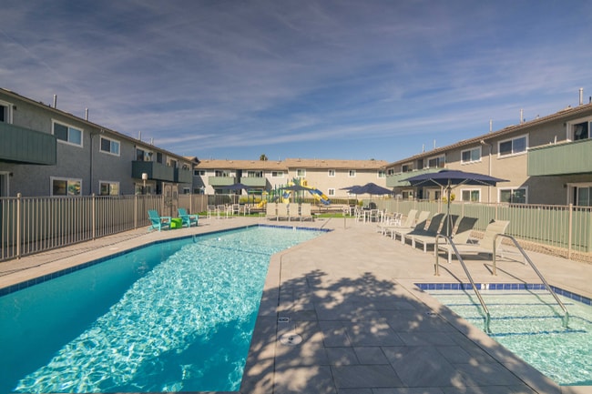 305 W San Marcos Blvd in San Marcos, CA - Building Photo - Building Photo