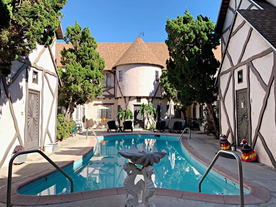 620 N Sweetzer Ave in West Hollywood, CA - Building Photo