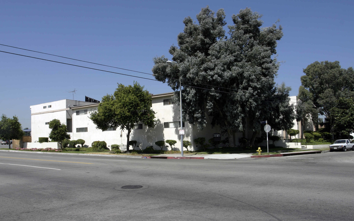 Viceroy Apartments in Arleta, CA - Building Photo