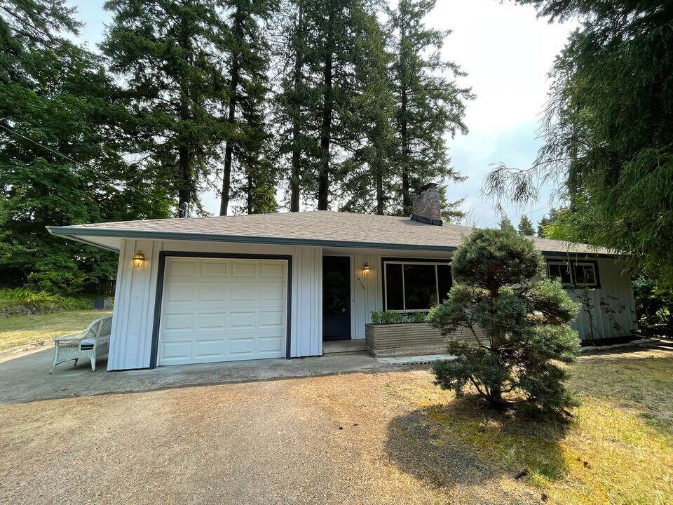 14138 Knaus Rd in Lake Oswego, OR - Building Photo