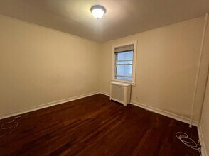 41-42-42 47th St in Queens, NY - Foto de edificio - Building Photo