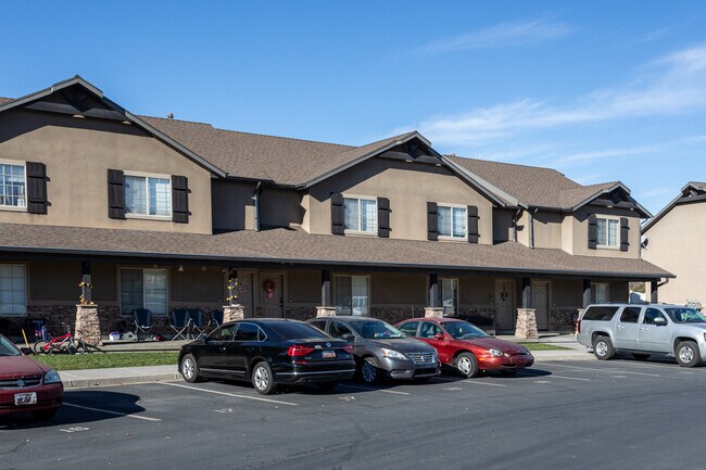 Oakwood Apartments in Roy, UT - Building Photo - Building Photo