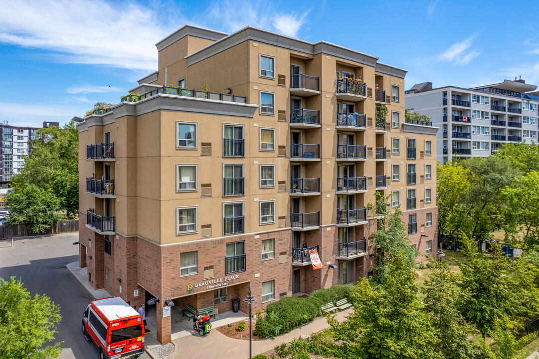 Deauville Place in Toronto, ON - Building Photo