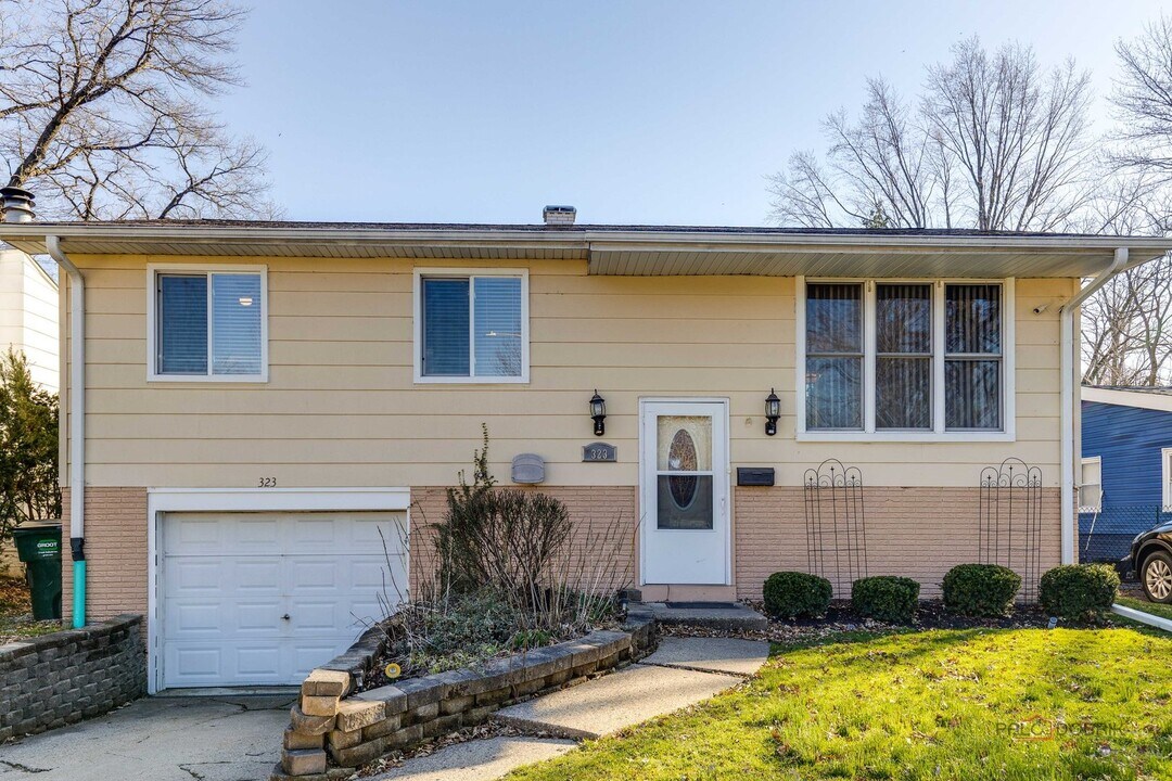 323 S Lakeshore Dr in Mundelein, IL - Building Photo