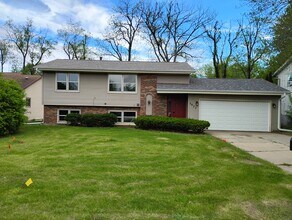 5827 El Paso Cir in Rockford, IL - Building Photo - Building Photo