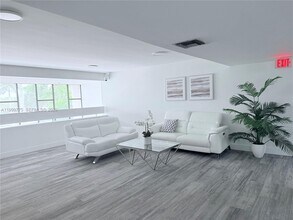 16500 Golf Club Rd in Weston, FL - Building Photo - Building Photo