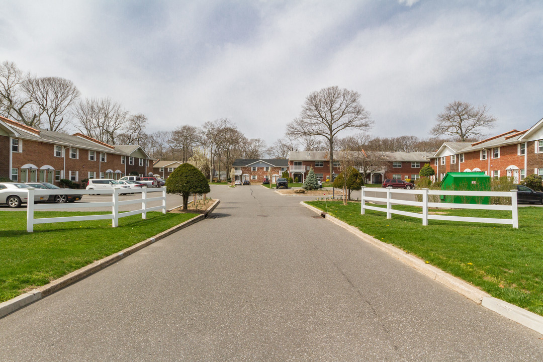 Woodhull Gardens in Holtsville, NY - Foto de edificio