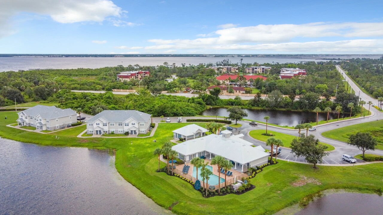 Charleston Cay in Port Charlotte, FL - Foto de edificio