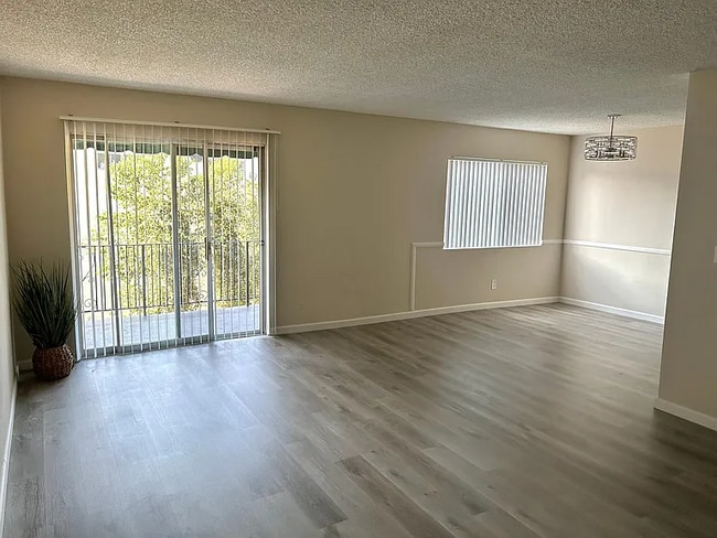 220 E Live Oak St in San Gabriel, CA - Foto de edificio - Building Photo