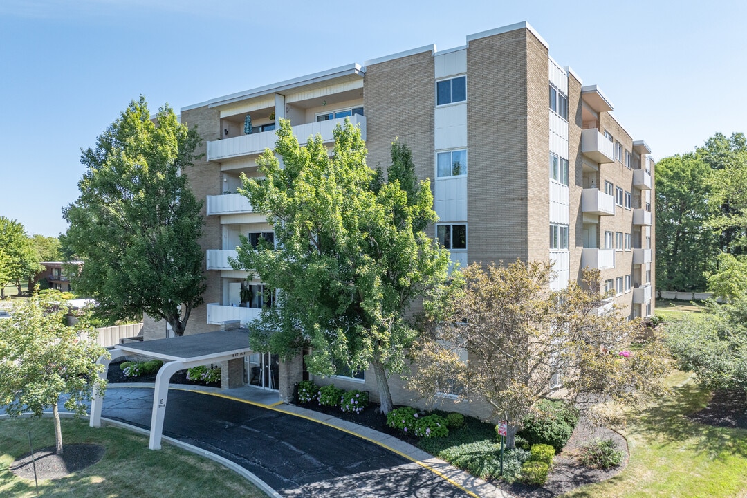 Cliff Towers Building D in Rocky River, OH - Building Photo