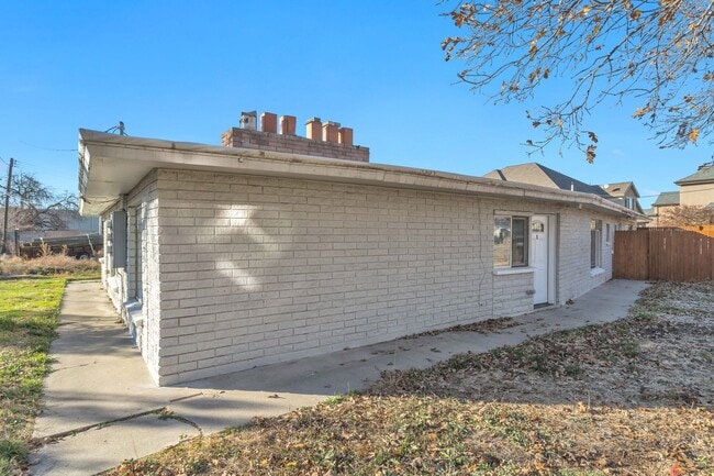13413 Minuteman Dr in Draper, UT - Foto de edificio - Building Photo