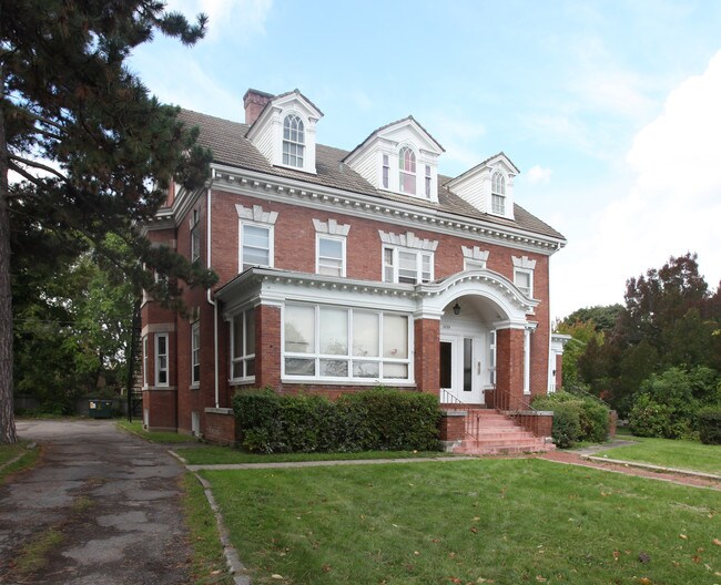 1239 Lake Ave in Rochester, NY - Foto de edificio - Building Photo