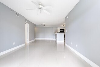 291 W 79th Pl, Unit C-308 in Hialeah, FL - Foto de edificio - Building Photo