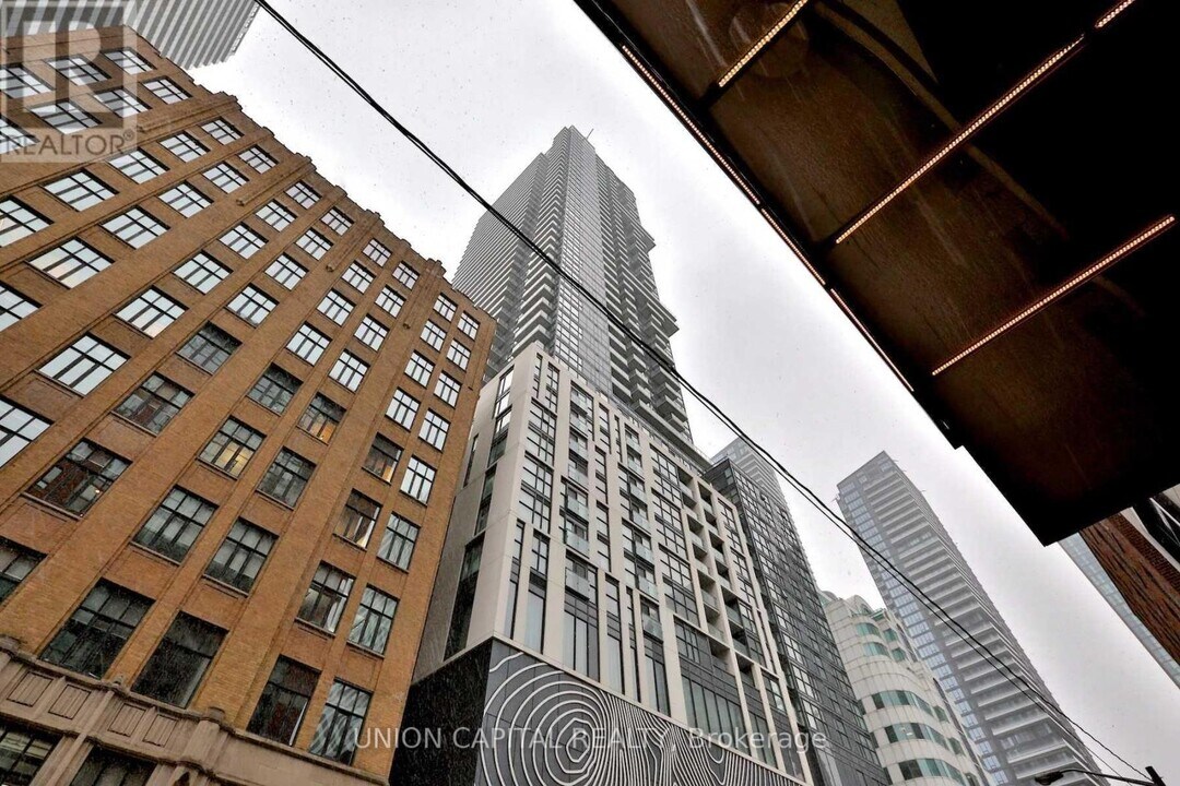 87-1987 Peter St in Toronto, ON - Building Photo