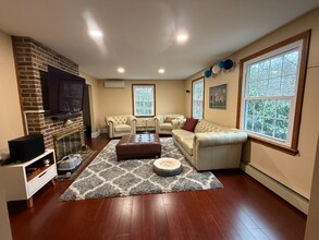 34 Hitching Post Ln in Bedford, NH - Building Photo - Building Photo