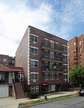 10825-10827 63rd Ave in Forest Hills, NY - Foto de edificio - Primary Photo