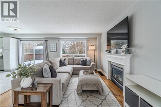 10 Gaydon Way in Brantford, ON - Building Photo - Building Photo