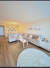 1000 Parkview Dr, Unit 1007 in Hallandale Beach, FL - Foto de edificio - Building Photo