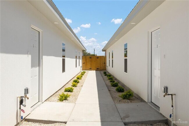 13 N Alexandrite Ave in Edinburg, TX - Foto de edificio - Building Photo