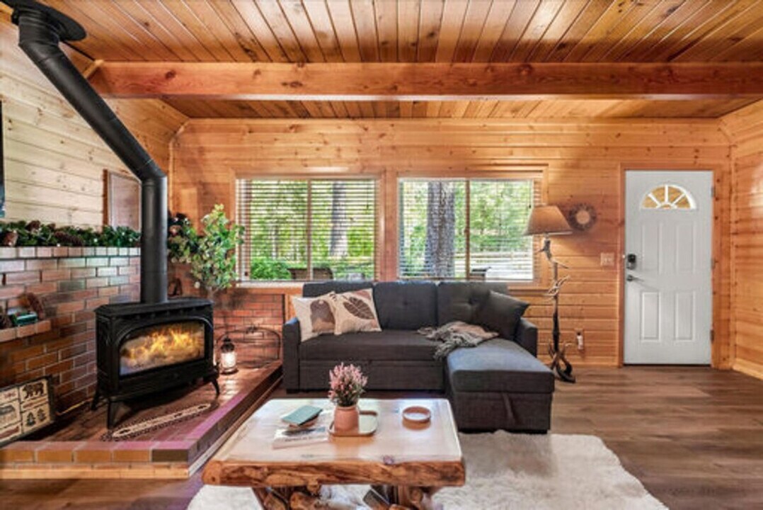 321 Paradise Dr in Ashford, WA - Building Photo