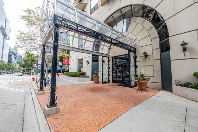 70 W Huron St in Chicago, IL - Building Photo - Building Photo