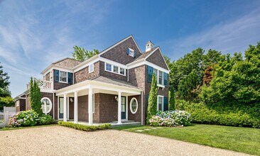 118 Burnett St in Southampton, NY - Foto de edificio - Building Photo