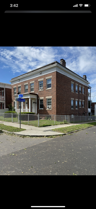 411 Dover St in Bridgeport, CT - Building Photo