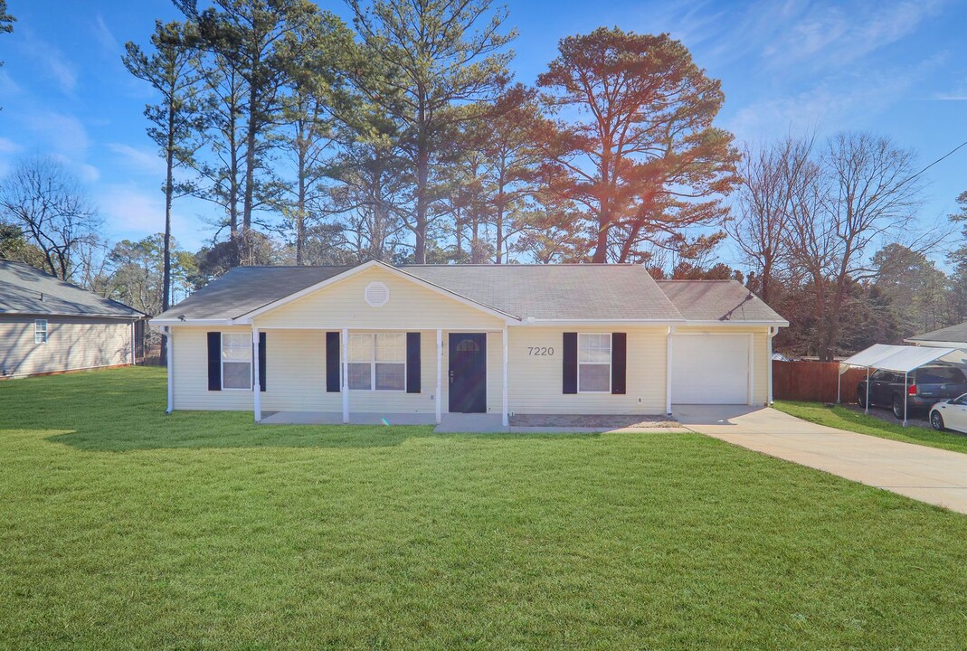 7220 Little Fawn Pkwy in Palmetto, GA - Building Photo