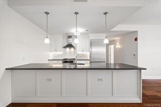 10 Byron Pl in Larchmont, NY - Building Photo - Building Photo