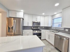 5900 Shore Blvd S in Gulfport, FL - Building Photo - Building Photo