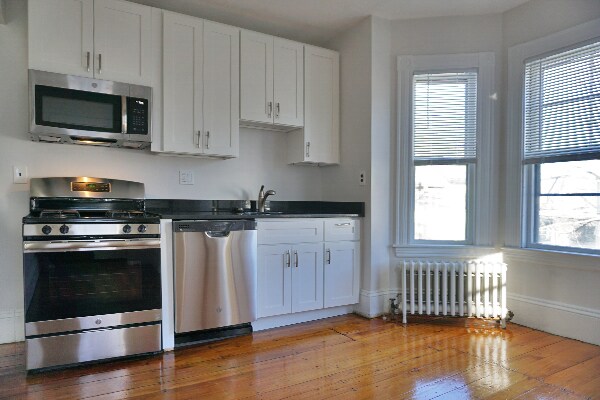 141 Brown St, Unit 2 in Waltham, MA - Building Photo