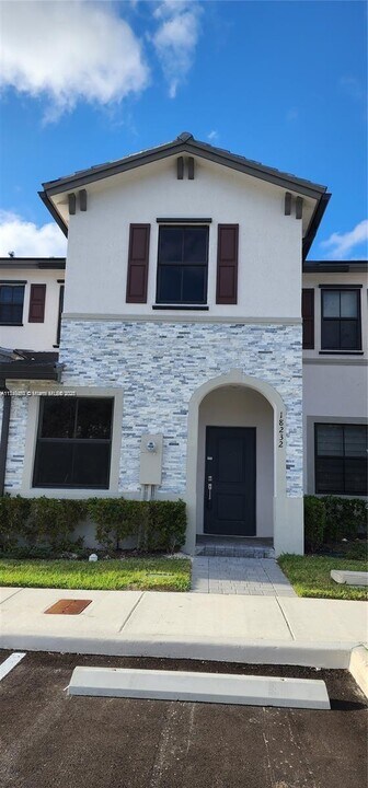 18232 SW 148th Rd in Miami, FL - Foto de edificio