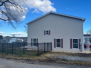 112 W S St in Dillsburg, PA - Foto de edificio - Building Photo