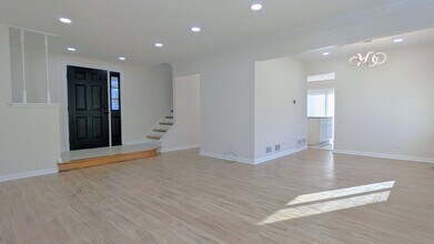 650 Shining Water Dr in Carol Stream, IL - Building Photo - Building Photo