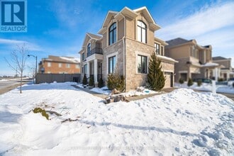 744 Kennedy Cir W in Milton, ON - Building Photo - Building Photo